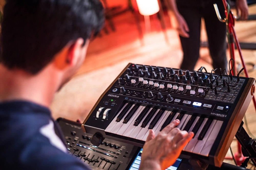 Arturia MiniBrute 2 - Analog Synthesizer / Noir Edition | Sesçi Baba